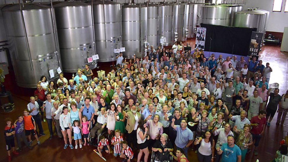 Decenas de personas acudieron a la celebración en las instalaciones de la bodega en La Horra.-ARGI