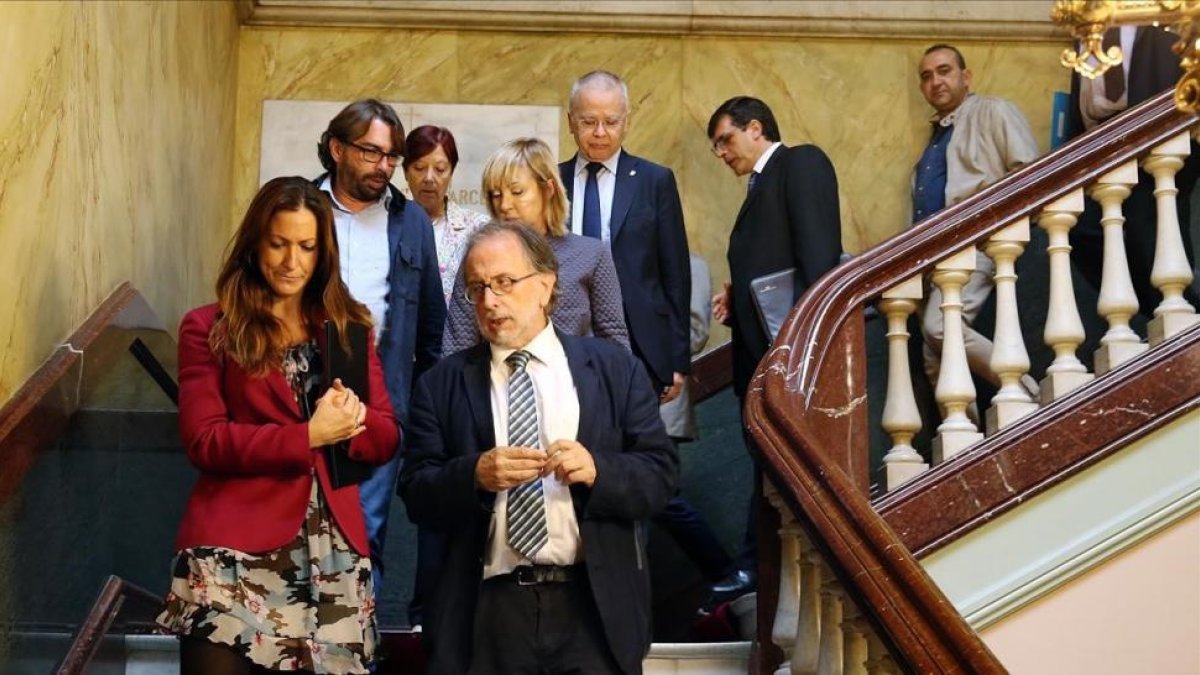 Maria Eugènia Gay con el resto de asistentes al acto de constitución de la comisión independiente-RICARD CUGAT