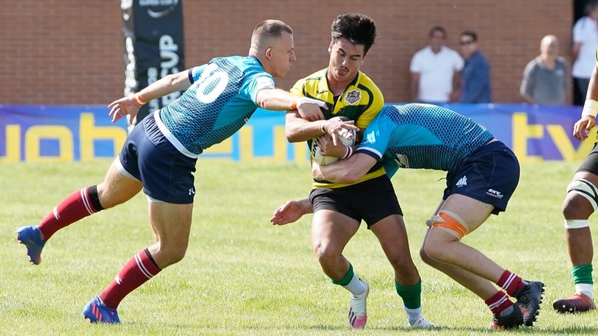 El jugador del Aparejadores RC Nico Rocaríes busca el intervalo en la cortina defensiva del Delta neerlandés. J. M. LOSTAU / EL MUNDO EL DIARIO DE VALLADOLID