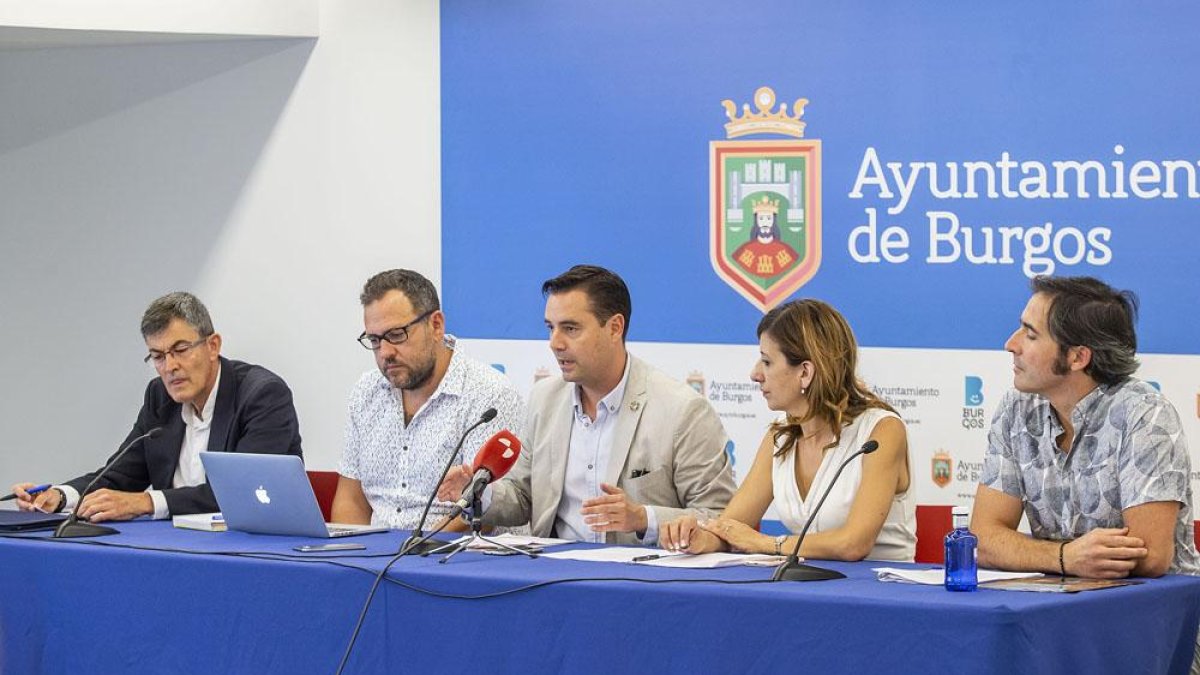 En la rueda de prensa del Foro de Cultura de Burgos intervinieron Luis Ventas, Óscar Blano, Daniel De la Rosa, Nuria Barrio y Aitor Martín.-SANTI OTERO