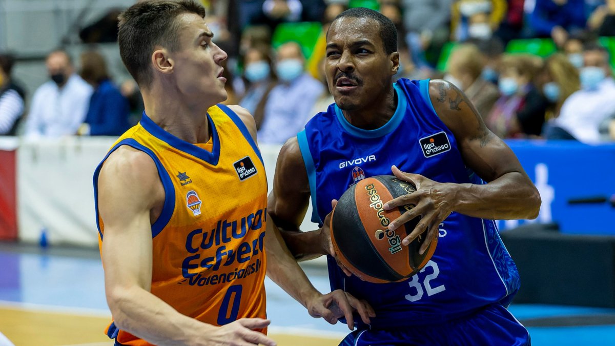 Renfroe intenta desbordar a Dimitrijevic. SANTI OTERO