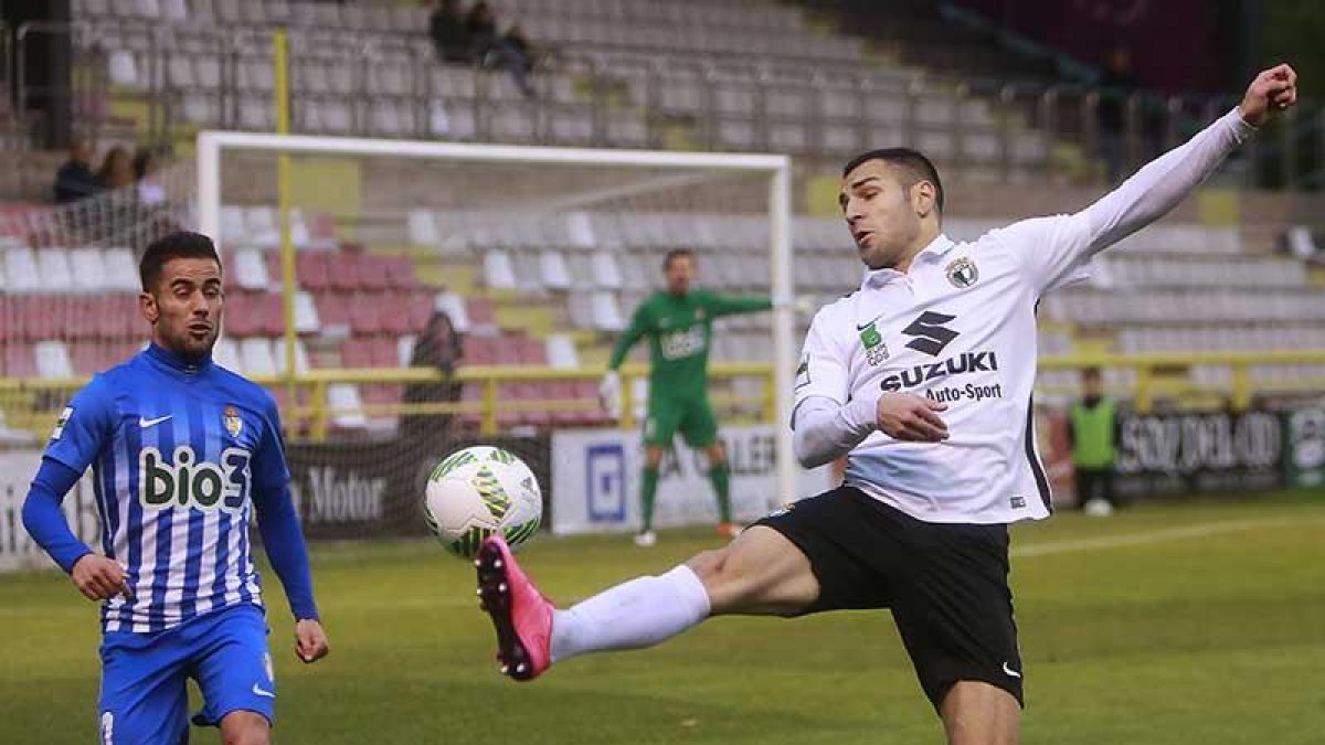 Armiche trata de controlar un balón en presencia de un jugador de la Ponferradina.-RAÚL G. OCHOA