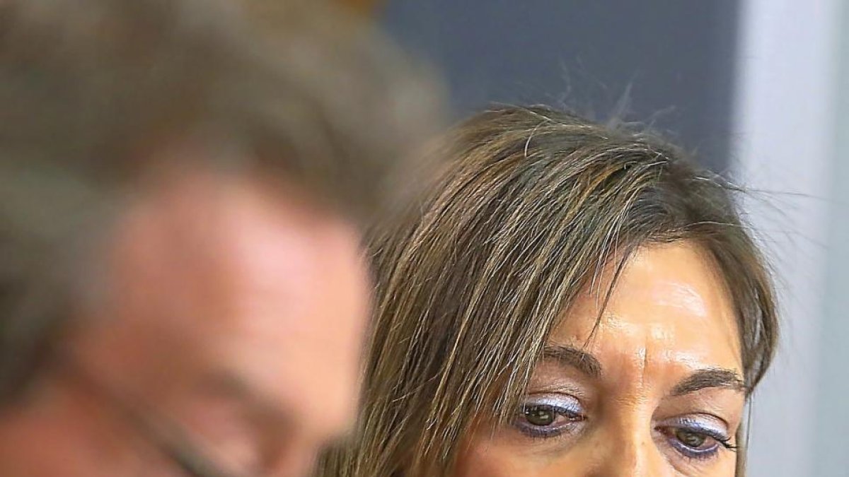 El vicepresidente De Santiago-Juárez y la consejera portavoz, Milagros Marcos, ayer, tras el Consejo de Gobierno.-ICAL