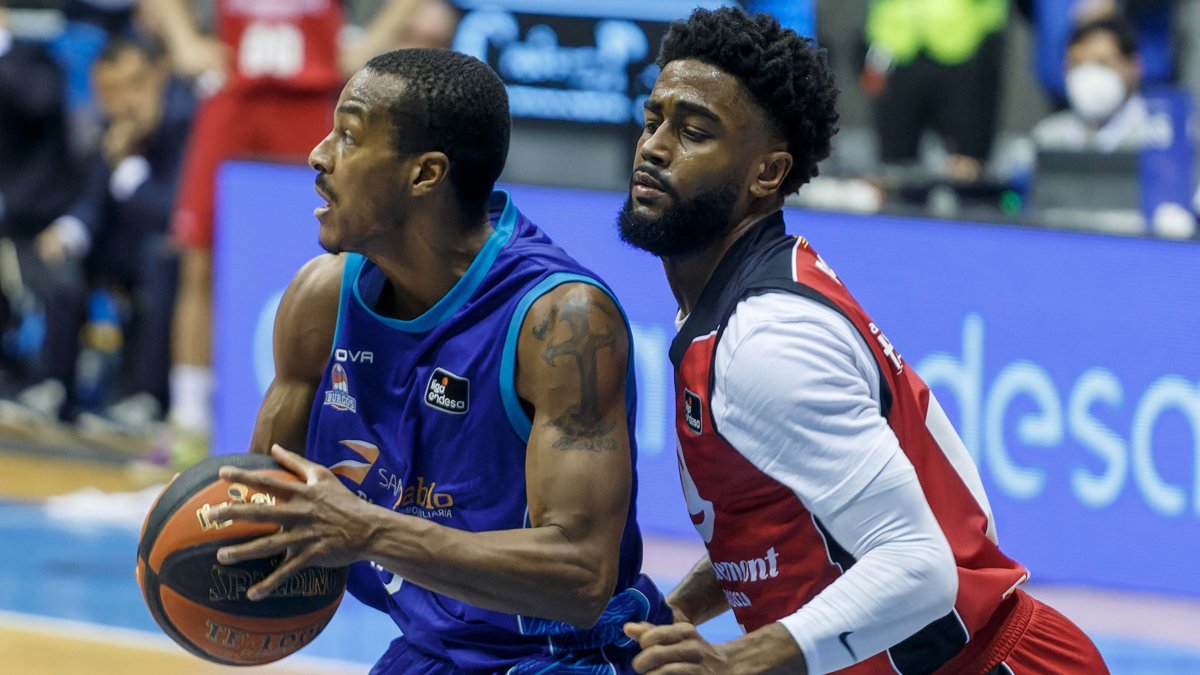 Renfroe busca línea de pase en el San Pablo-Zaragoza. SANTI OTERO