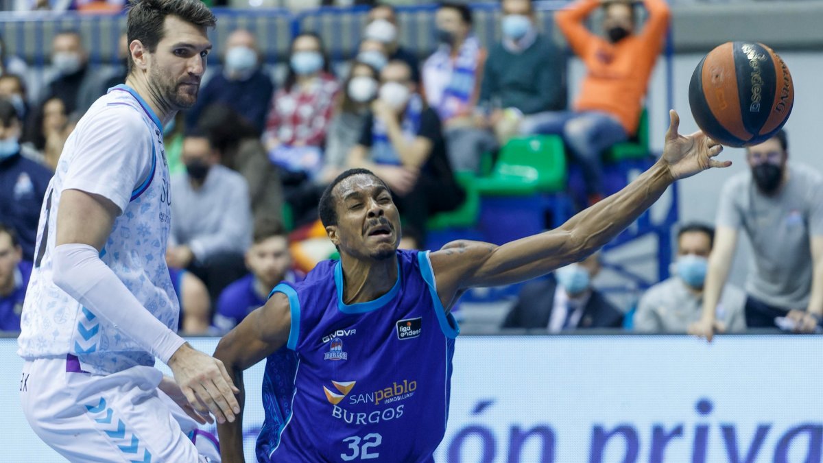 Renfroe fuerza la acción ofensiva. SANTI OTERO