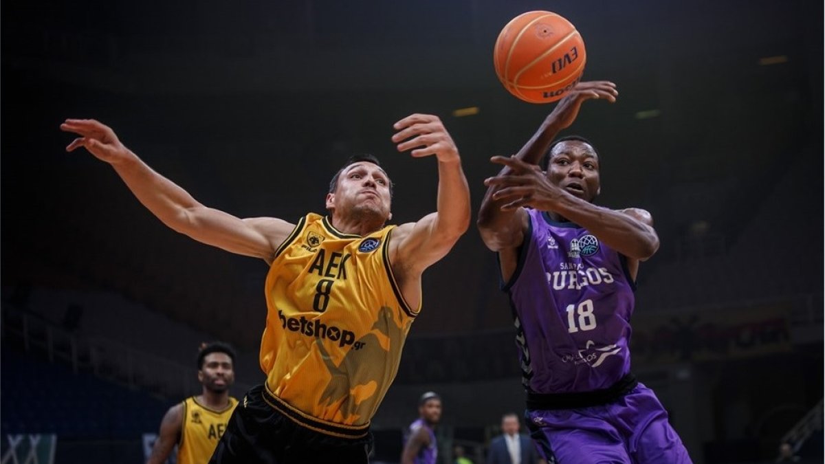 Sakho lucha por el rebote con Maciulis en la final de la BCL disputada ante el AEK el pasado mes de octubre. Los griegos son uno de los posibles rivales de los burgaleses. FIBA