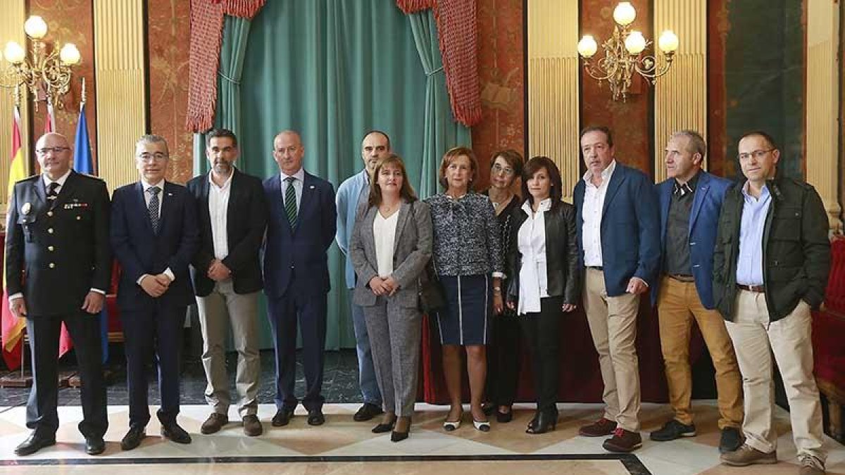 El subdelegado posa con los funcionarios que ayer fueron homenajeados.-RAÚL G. OCHOA