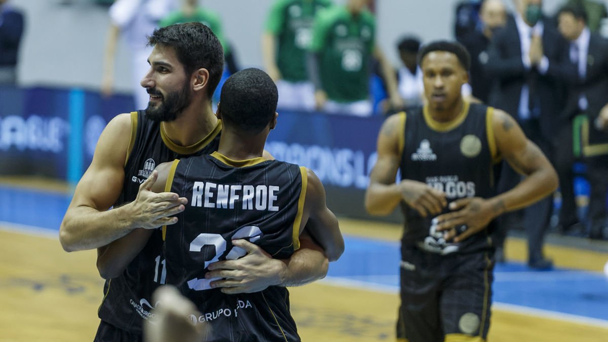 Dani Díez y Alex Renfroe se abrazan tras la victoria ante el Darussafaka. SANTI OTERO
