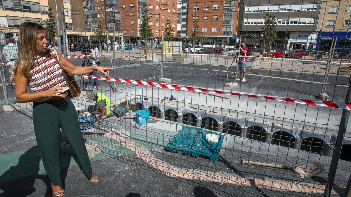 Carolina Blasco, junto a las catas que se están realizando en la plaza Santiago. TOMÁS ALONSO