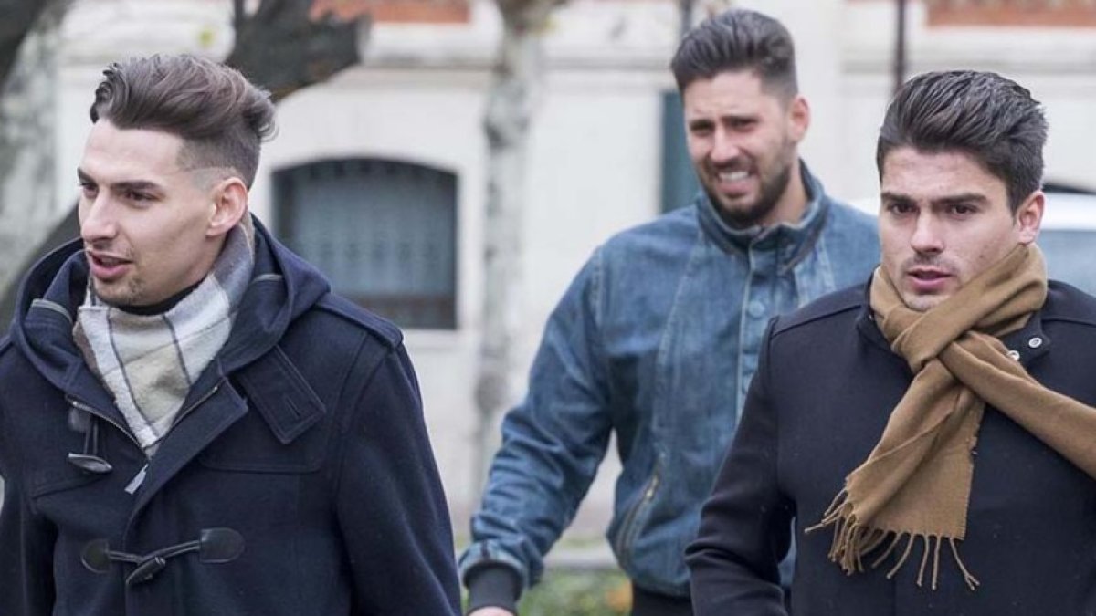 Los tres exjugadores de la Arandina acuden al Palacio de Justicia para recoger la sentencia.