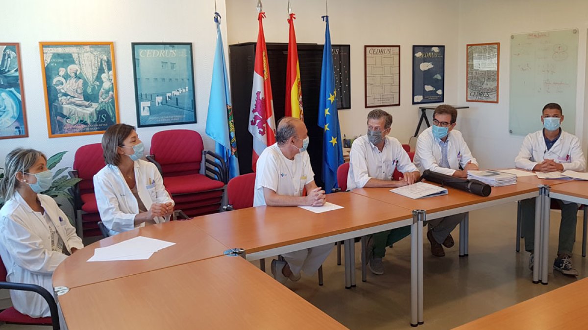 El equipo directivo del Santos Reyes se reunió ayer con el arquitecto, Carlos Sobrini. L.V.
