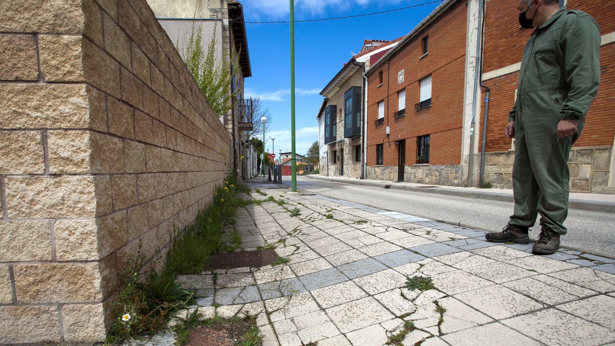 Grietas y humedades en las casas y calles del barrio de Villatoro. TOMÁS ALONSO