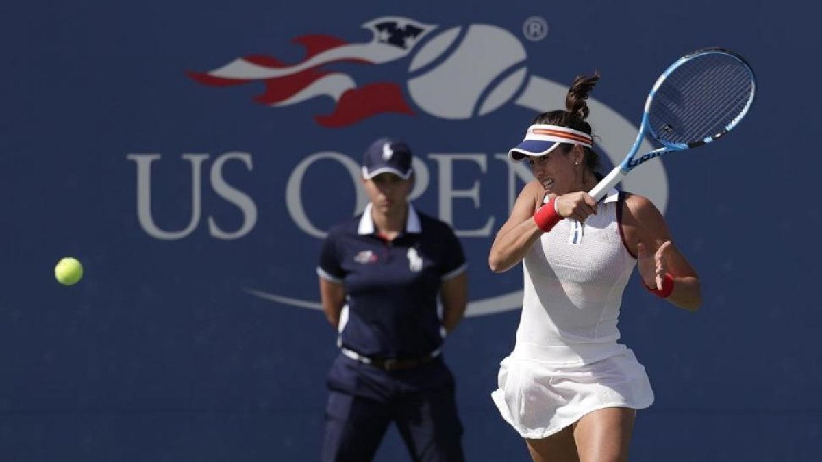 Garbiñe Muguruza devuelve un golpe a Magdalena Rybarikova en tercera ronda del Abierto de Estados Unidos.-AP / MICHAEL NOBLE JR