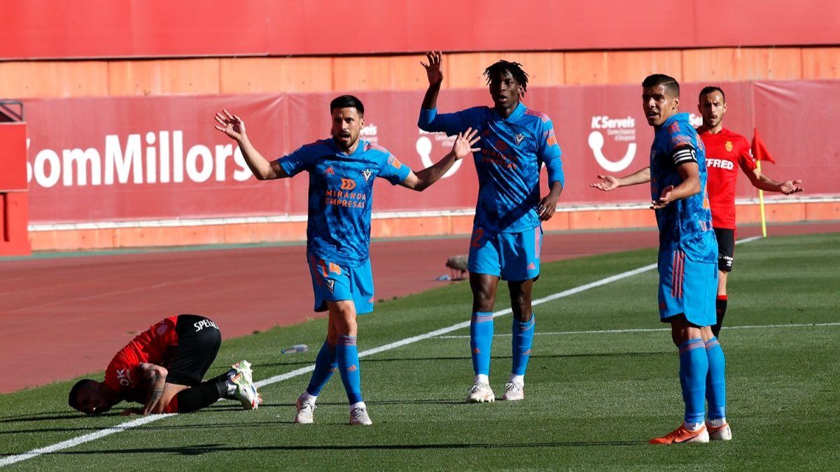 Los jugadores del Mirandés reclaman una acción al árbitro. LALIGA