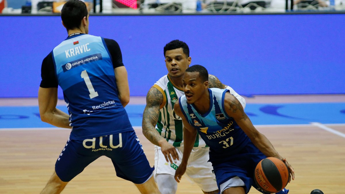 Renfroe pasa el bloqueo de Kravic en un partido de la pasada campaña. SANTI OTERO