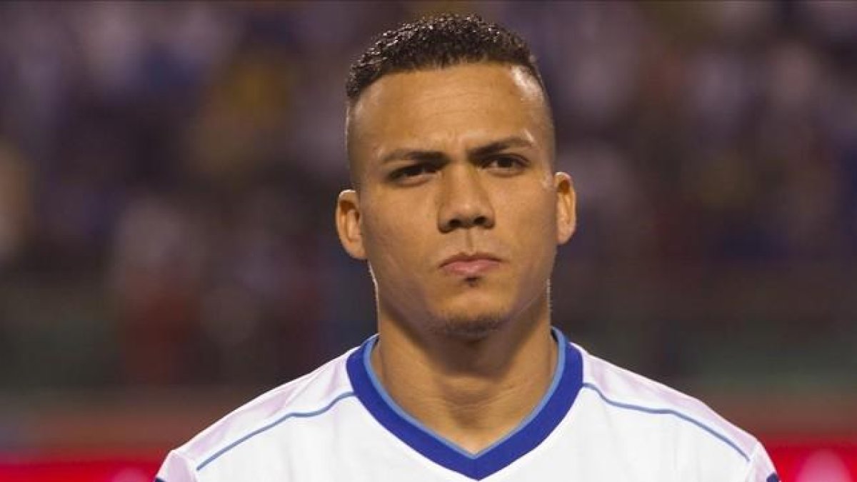 Arnold Peralta, con la camiseta de Honduras antes de disputar un amistoso contra Venezuela en el 2014.-AP / MOISÉS CASTILLO
