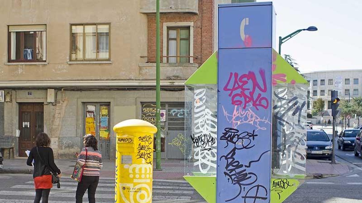 Pintadas en unas cabinas de teléfono en la esquina de Molinillo.-SERGIO ISAR