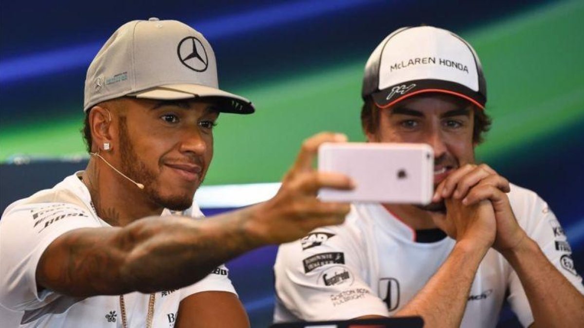 Hamilton y Alonso, en la conferencia de prensa de Spa.-AFP / JOHN THYS