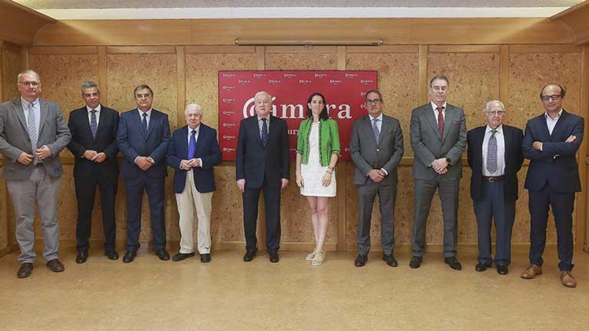 El presidente de Burgos y su comité ejecutivo, con la directora de Comercio.-RAÚL G. OCHOA