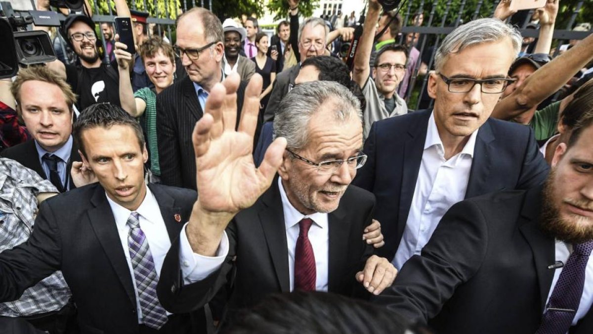 Alexander Van der Bellen saluda a la multitud que celebra en Viena su victoria en las presidenciales.-EFE / CHRISTIAN BRUNA