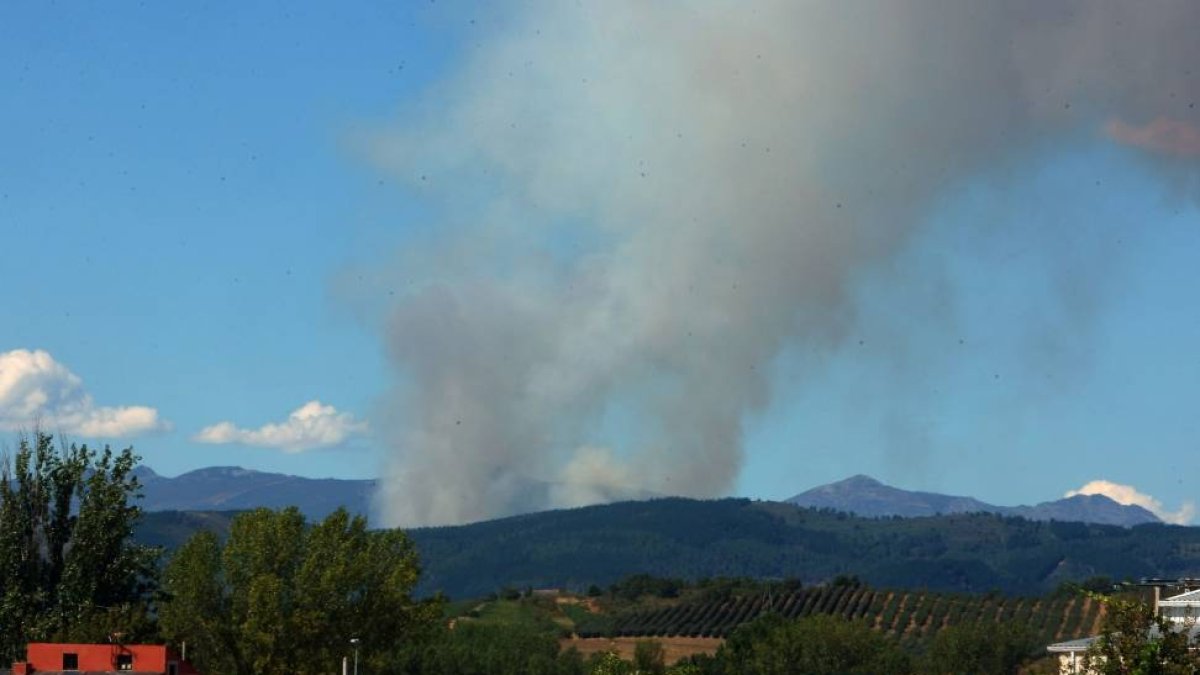 Incendio en la localidad de Vega de Espinareda (León), visto desde Ponferrada-Ical