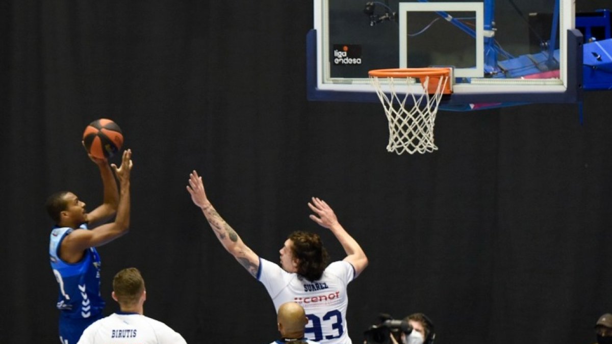 Renfroe lanza a canasta en el partido jugado en el Fontes do Sar. ACB PHOTO / A. BAÚLDE