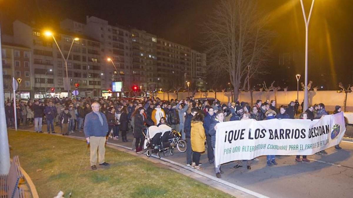 La manifestación partió de la confluencia entre las calles Vitoria y Santa Bárbara y rodeó el parque de Artillería.-ISRAEL L. MURILLO