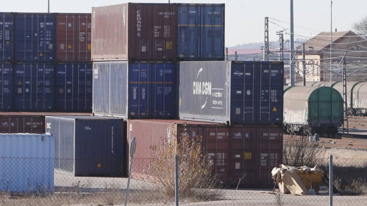 Contenedores de mercancías ubicados en el centro de logística de Adif.-RAÚL G. OCHOA