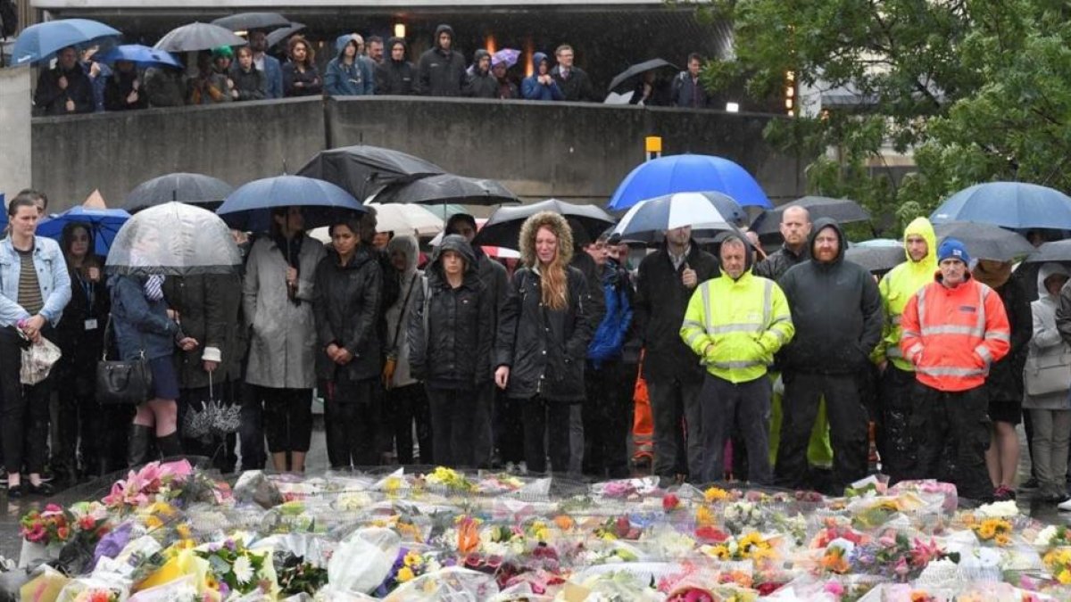 Grupos de ciudadanos siguen un minuto de silencio por las víctimas de los ataques, cerca del puente de Londres y del mercado de Borough, el 6 de junio.-REUTERS