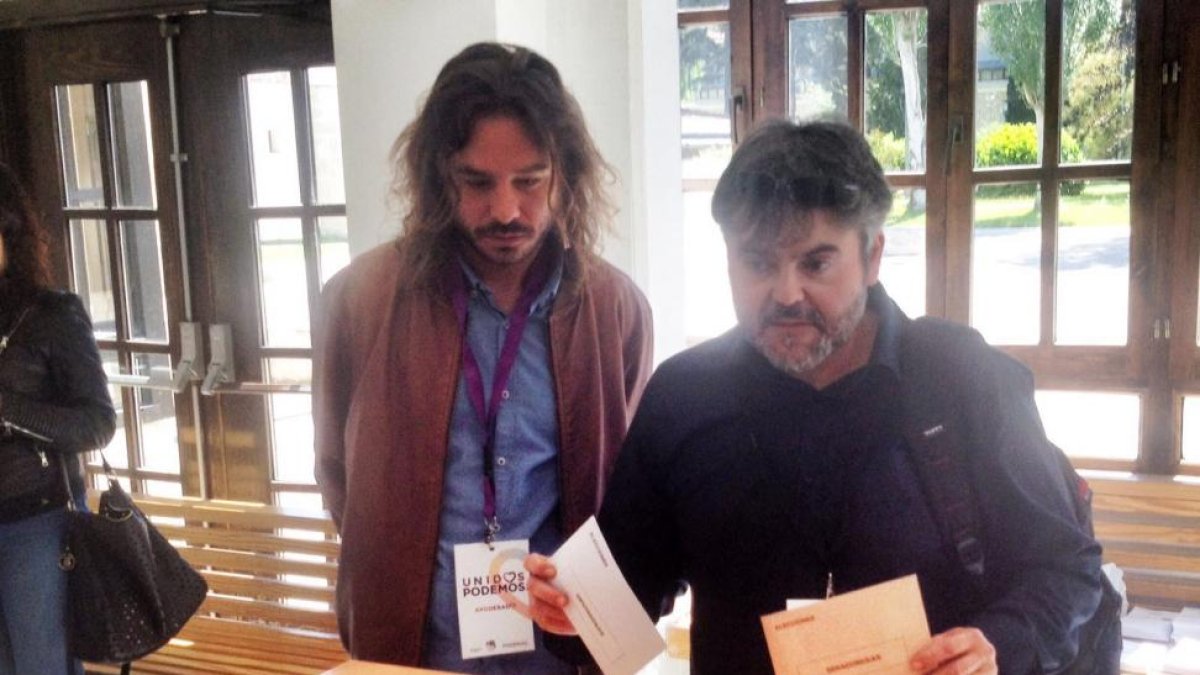 Miguel Vila e Ignacio Lacámara votan en la Facultad de Derecho.-ISRAEL L. MURILLO