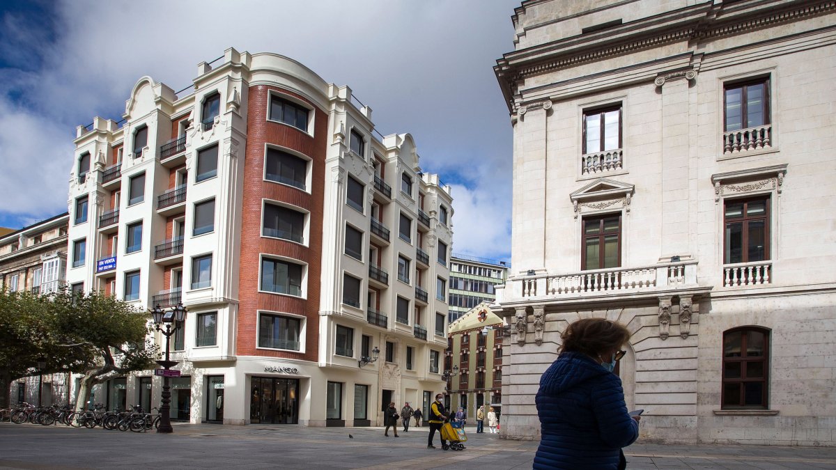 La Diputación compra una planta del rehabilitado edificio que albergaba el hotel España para trasladar servicios. TOMÁS ALONSO
