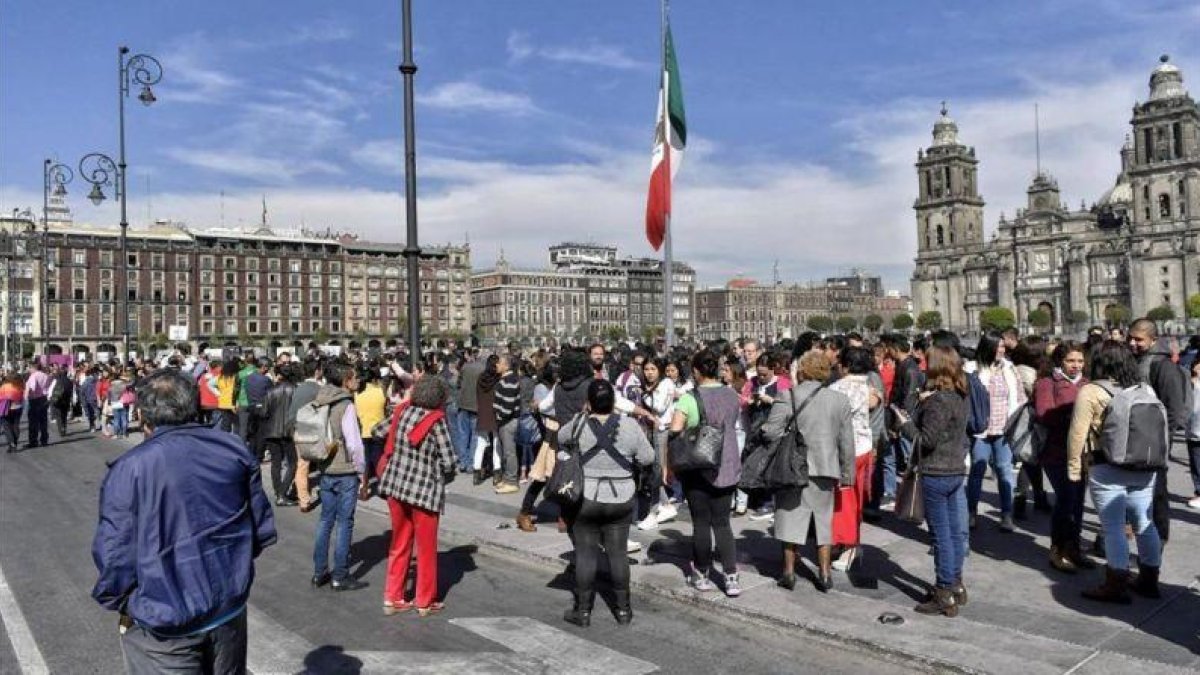 Personas desalojadas de edificios oficiales por el terremoto en Ciudad de México, este viernes.-EFE