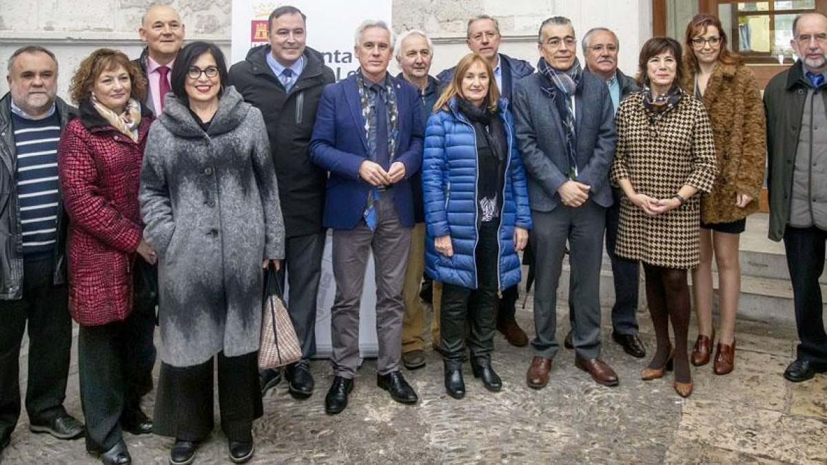 Ocho docentes, participantes del programa Profesor Honorífico Colaborador, posan con las autoridades de la administración local y provincial.-SANTI OTERO