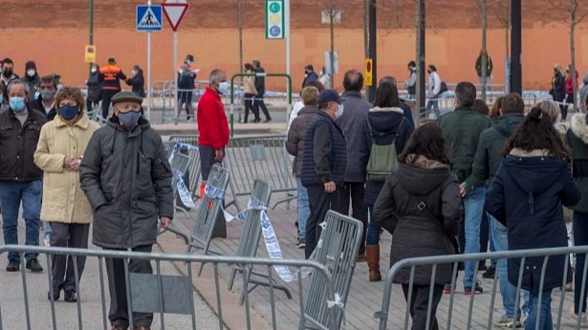 Los últimos participantes en el cribado pasan por el vallado de las pistas de El Plantío donde tenían cita ayer. S. OTERO