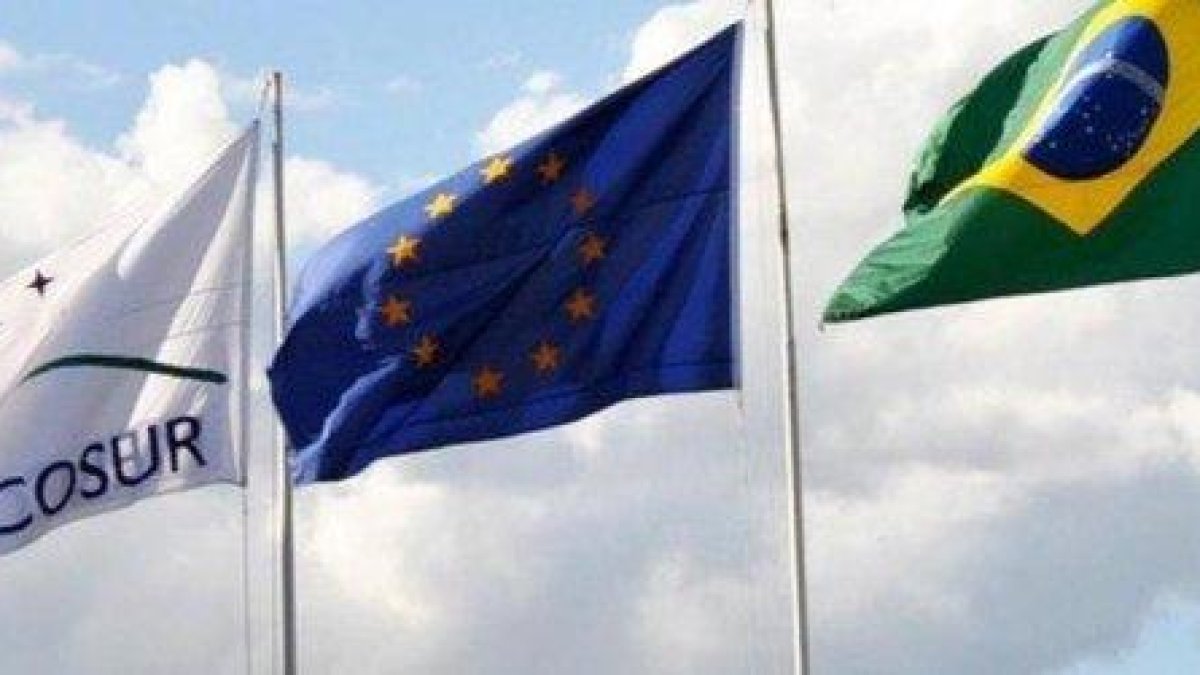 Banderas de Brasil, la Unión Europea y el Mercosur.-