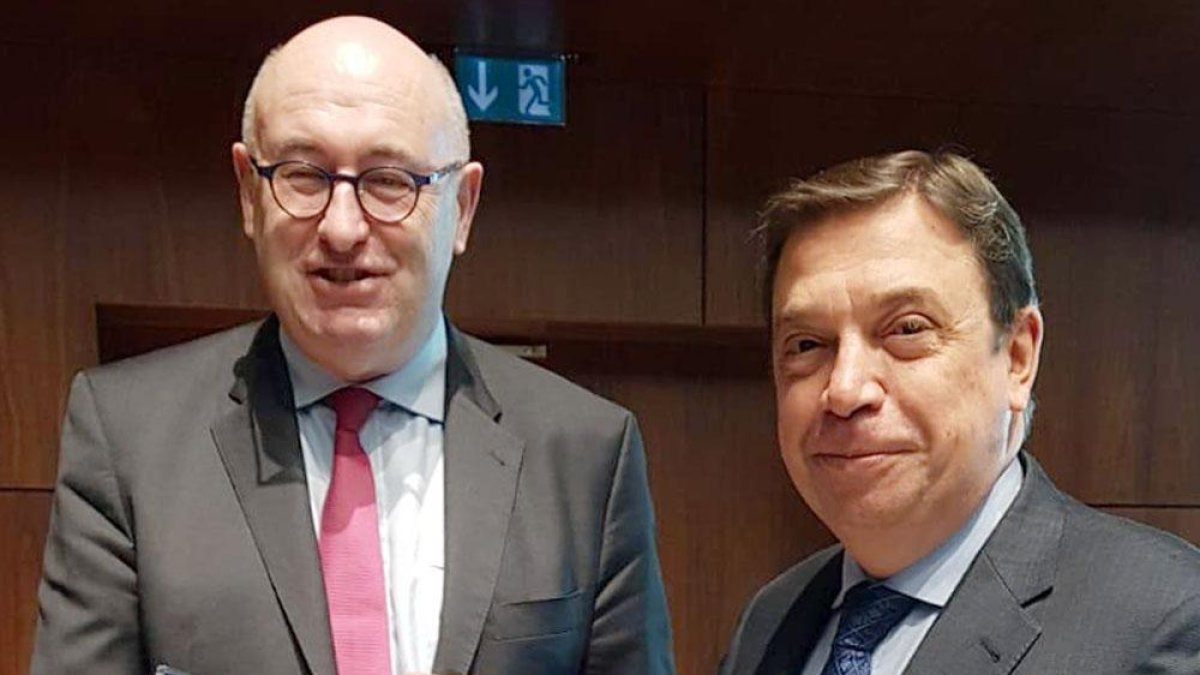 El ministro (dch.) recibió el diploma de manos del comisario europeo (izq)-ECB