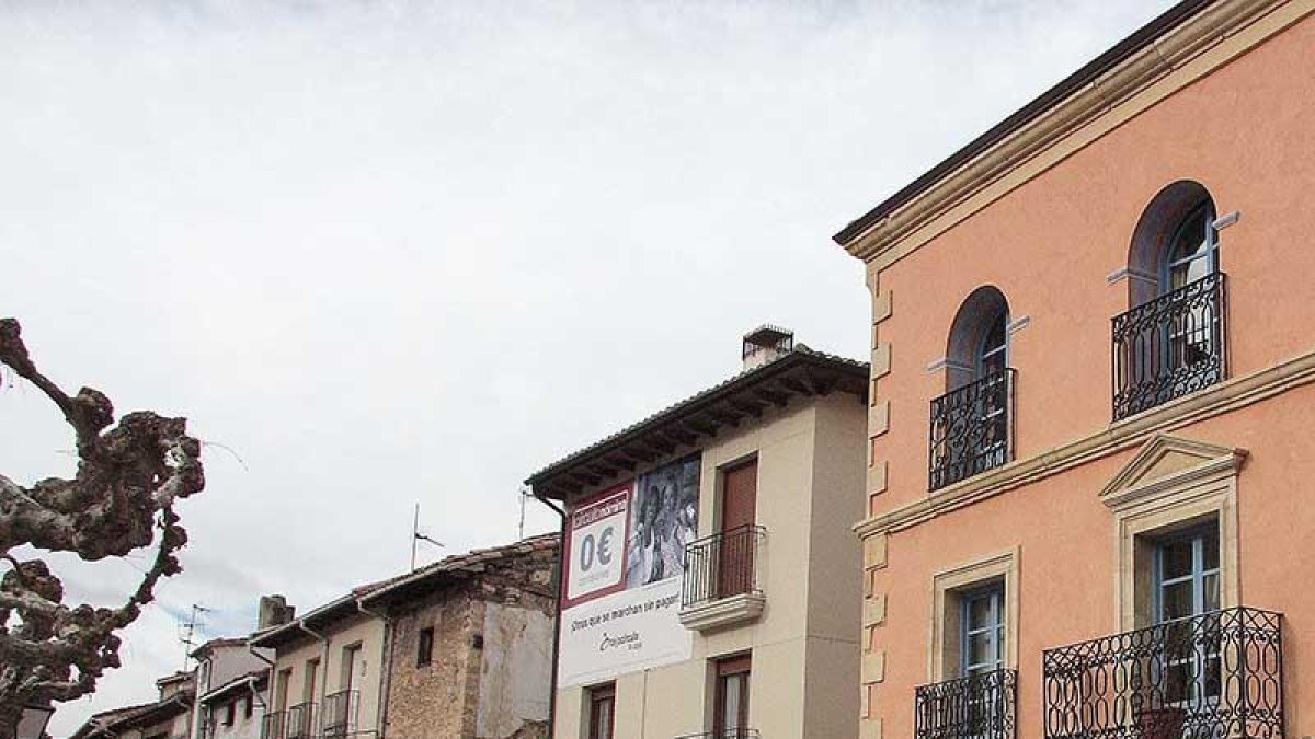 La oficina se encuentra en la plaza del Padre Cereceda, en pleno centro de Oña.-G.G.
