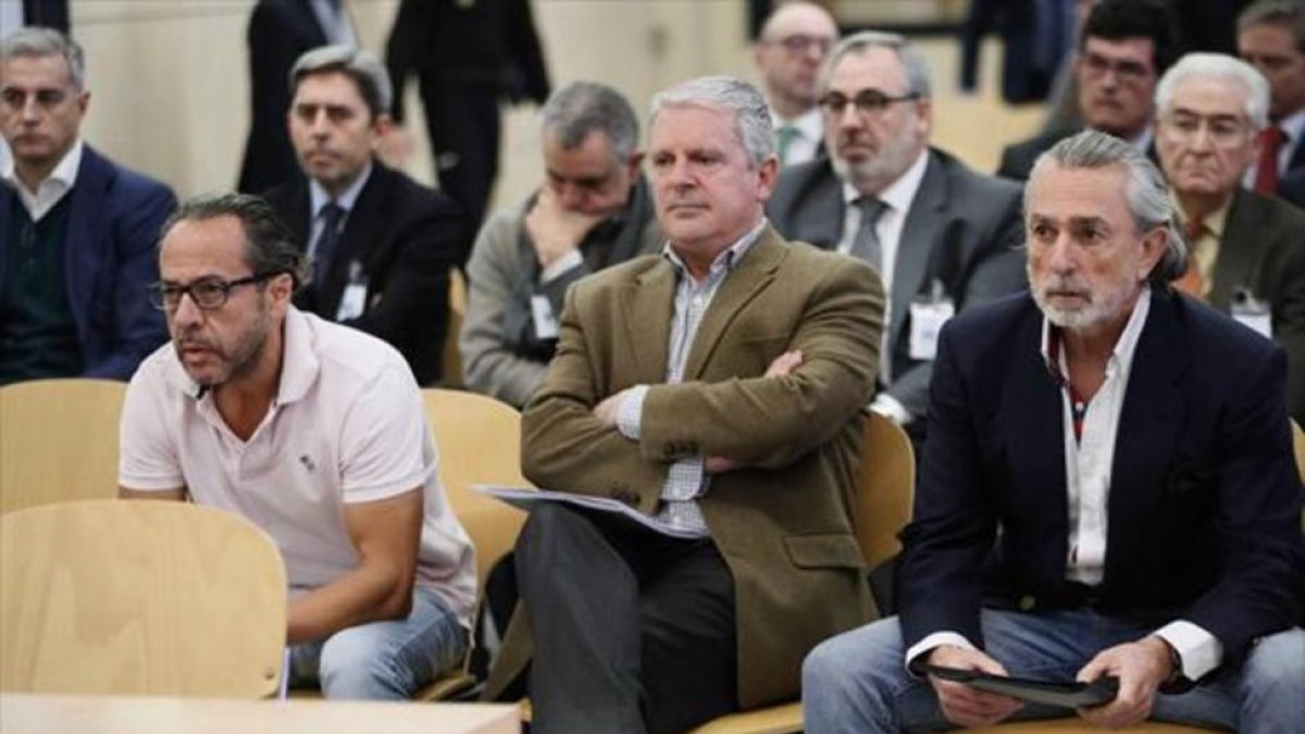 Álvaro Pérez Alonso, el Bigotes, Pablo Crespo y Francisco Correa, el lunes en el juicio por la Gürtel valenciana en San Fernando de Henares (Madrid).-EFE / FERNANDO ALVARADO