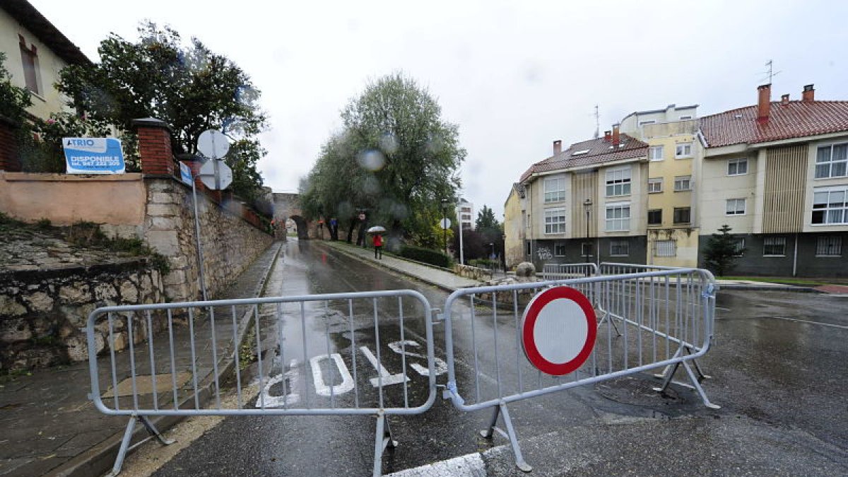 El Arco de San Martín desde la calle Francisco Salinas en el momento del cierre al tráfico en octubre de 2020. ECB
