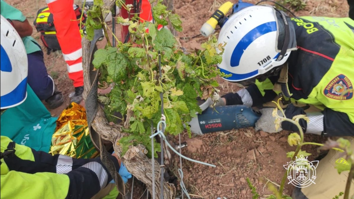Los Bomberos trabajan en el rescate del anciano. BOMBEROS DE BURGOS