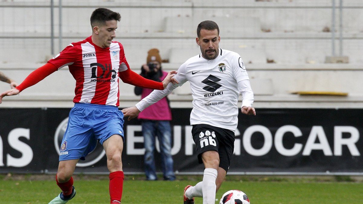 Goti conduce el balón en un partido con el Burgos CF. SANTI OTERO