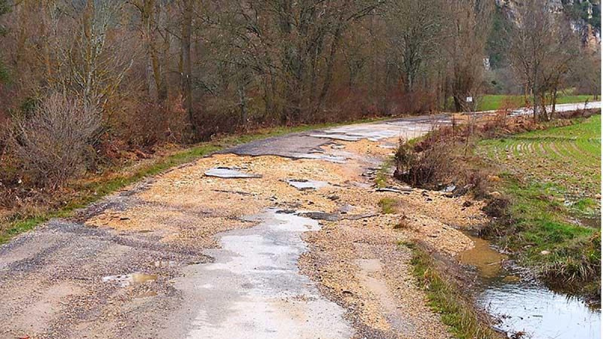 Los daños causados por las riadas de 2015 aún podían verse en los caminos de la comarca.-ECB