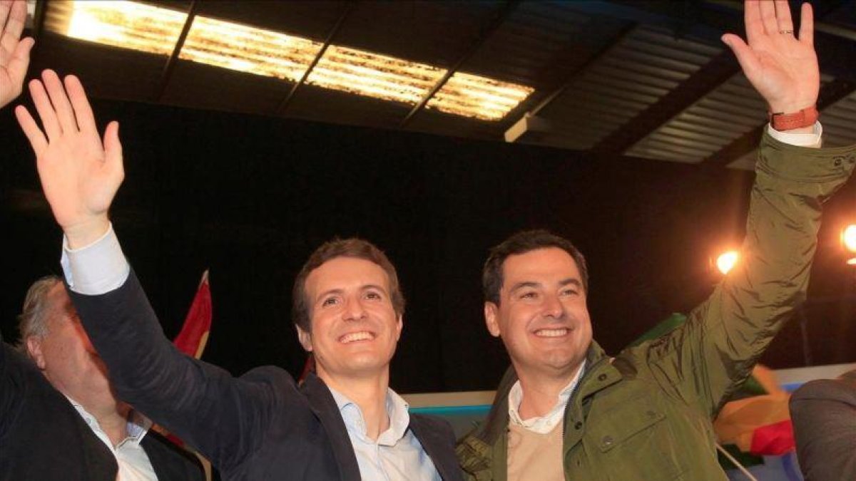 Pablo Casado y Juan Manuel Moreno, en un mitin del PP en Algeciras-EFE / A. CARRASCO RAGEL