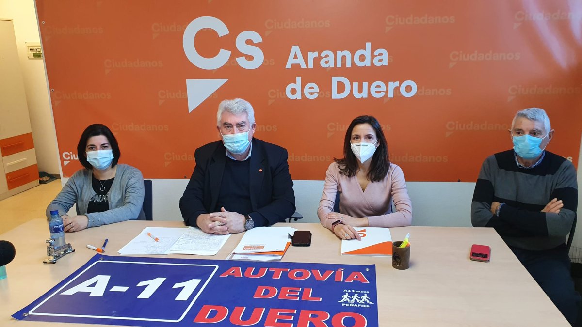 José Ignacio Delgado posa junto a Lidia Delgado, alcaldesa de Caleruega; Verónica Tamayo, concejala de Las Quintanillas y José Antonio Fernández, alcalde Hontangas.