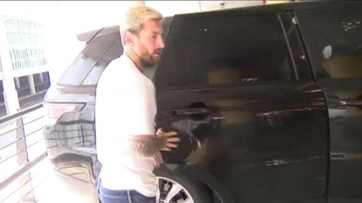 Messi, a su llegada en el aeropuerto de El Prat.-