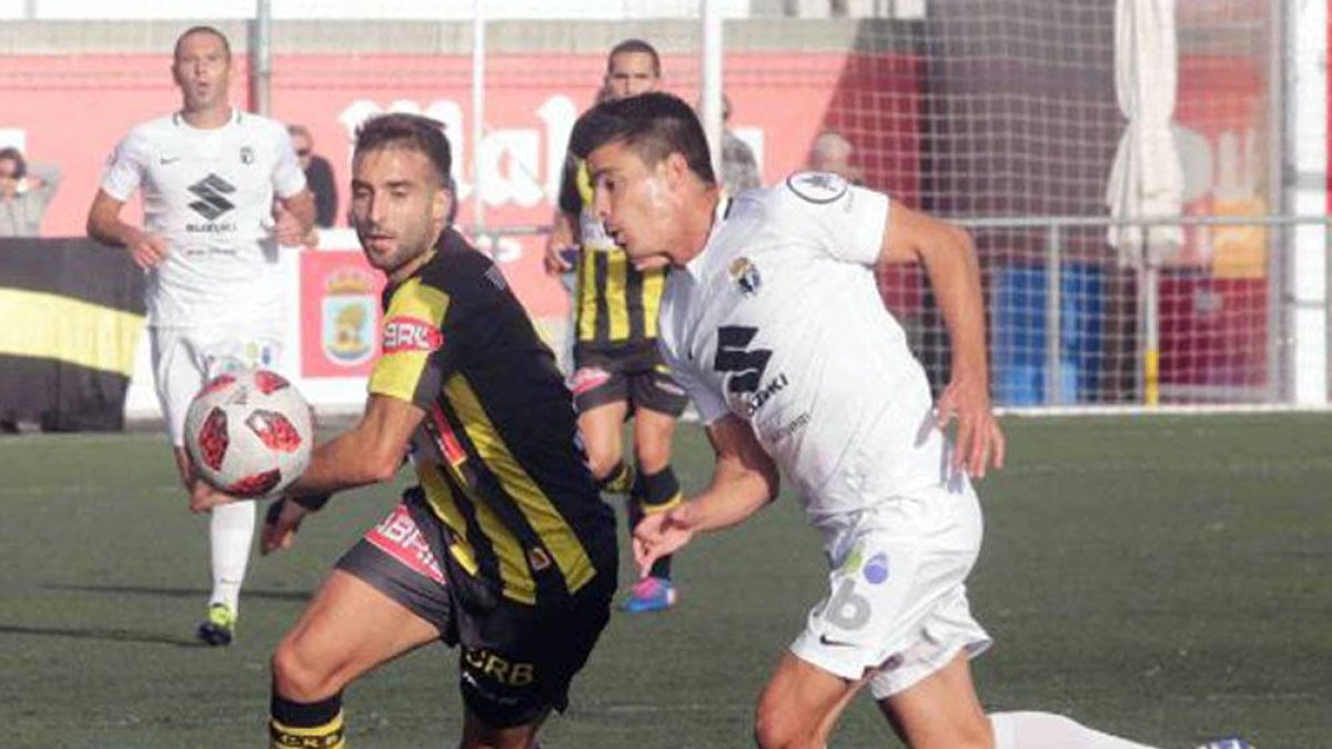 Javi Cantero, la gran novedad ayer, disputa un balón junto a un adversario.-DIARIO ATLÁNTICO