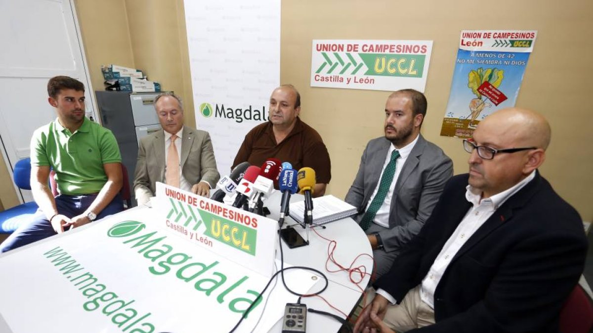 El presidente de la Unión de Campesinos de Castilla y León (UCCL) de León, Juan Antonio Rodríguez (C), presenta el proyecto de biorrefinería multifuncional en Barcial del Barco y muestra su apoyo a este proyecto. Le acompaña el coordinador ejecutivo de Ma-Ical