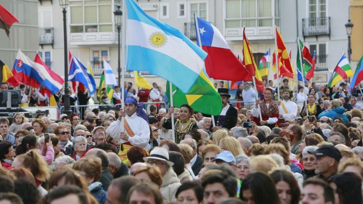 Las 84 banderas de los países participantes de las 40 ediciones del Festival de Folclore de Burgos.-RAÚL G. OCHOA