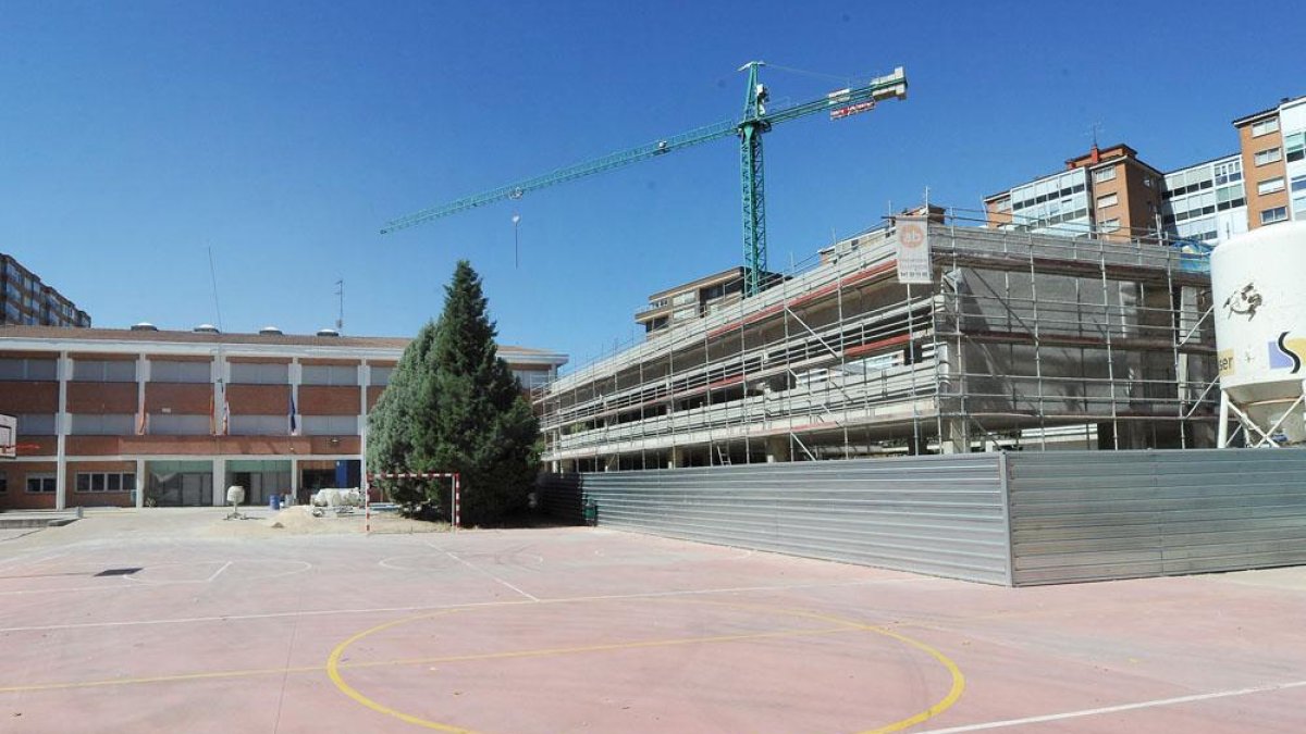 Los dos edificios del Colegio Antonio Machado estarán conectados.-ISRAEL L. MURILLO