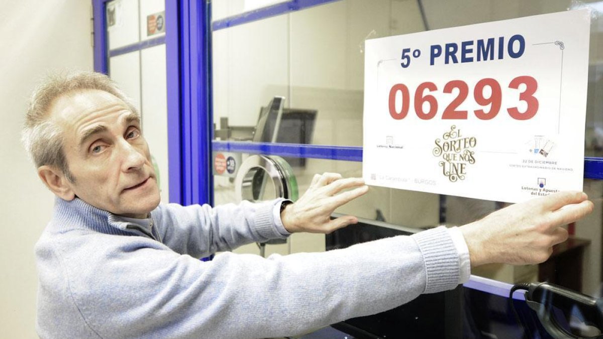 Juan Cruz, lotero de la administración 16, junto al número premiado.-ISRAEL L. MURILLO